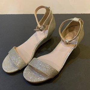 Ruby & Bloom Silver Glitter Wedge Sandals 5 M (Big Kid)